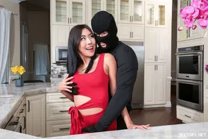 Mắc kẹt trong kho cặc với cô nàng đồng nghiệp đã có chồng