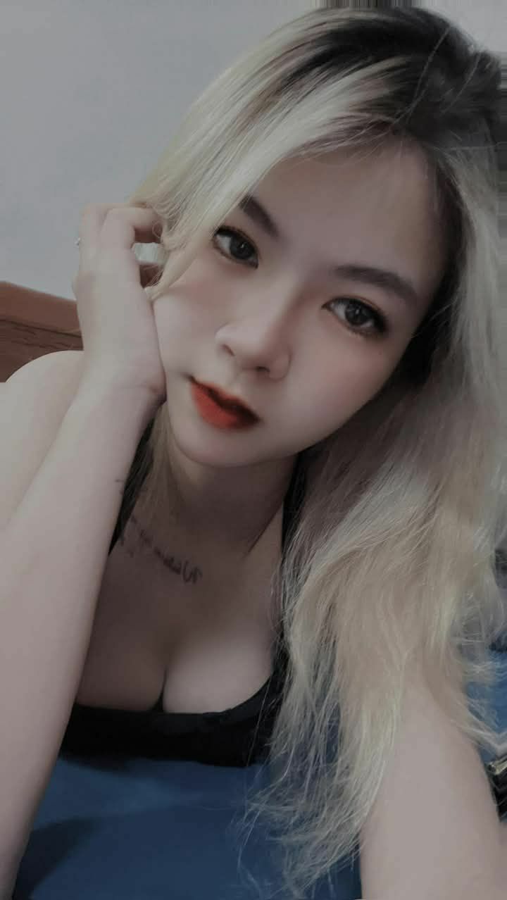 Buồn vì điểm kém, cậu sinh viên được cô nhân viên bênh viện phòng y tế kèm cặp động viên